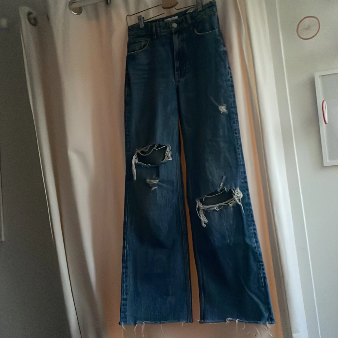 Blå vida jeans med slitningar från Zara