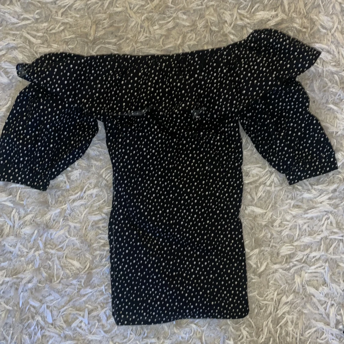 Prickig off-shoulder volang t-shirt/blus  - 3