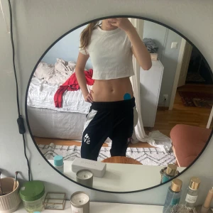 Vit Croppad topp - Så fin ribbad vit croppad topp. Strl s men passar även m och xs! Skriv vid frågor❣️