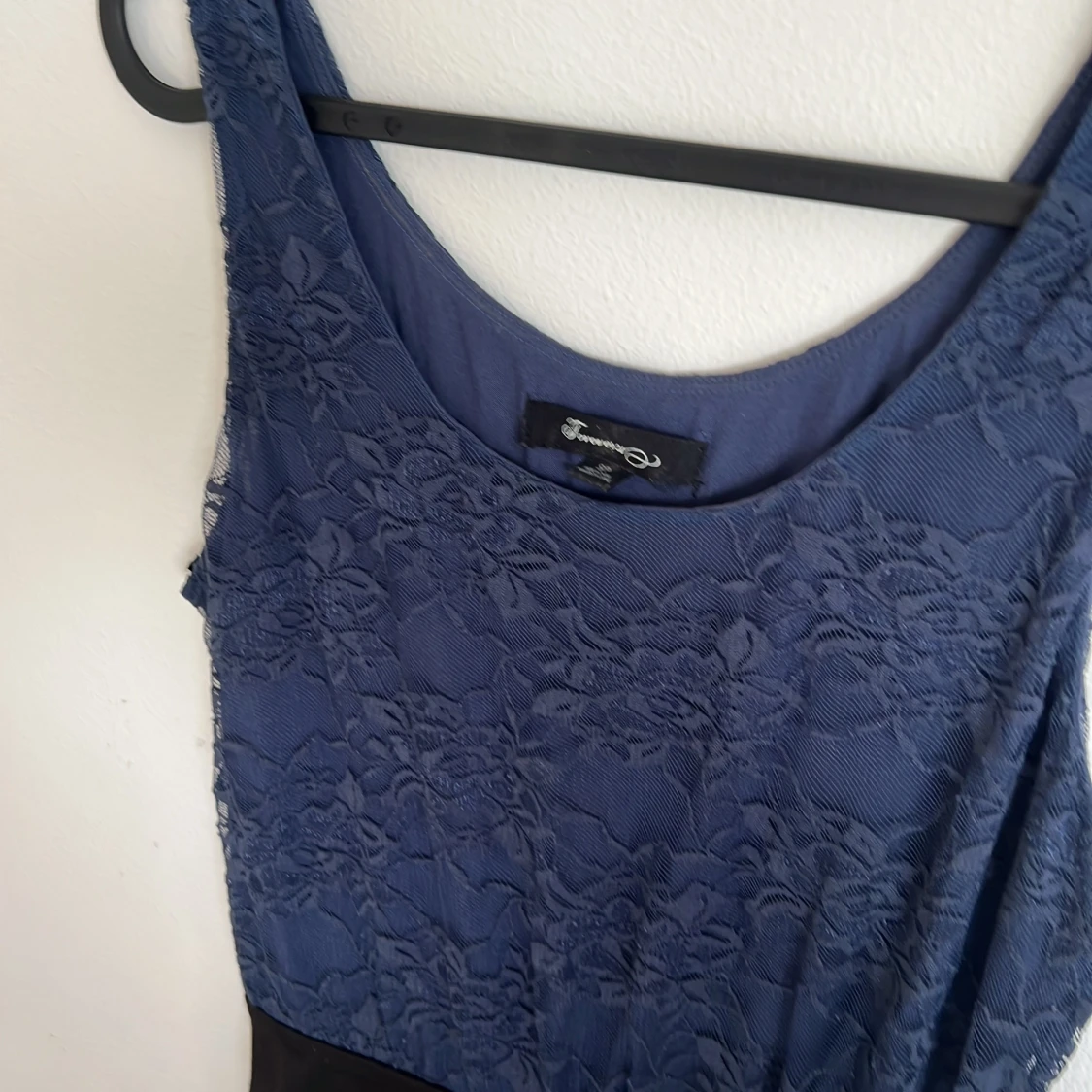 Blå spetsklänning med svart kjol - 2