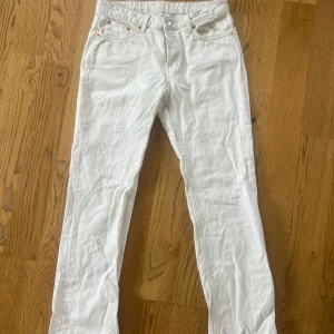 Vita raka jeansbyxor - Säljer ett par vita jeansbyxor med raka ben, fin passform perfekt till sommaren😍🥰