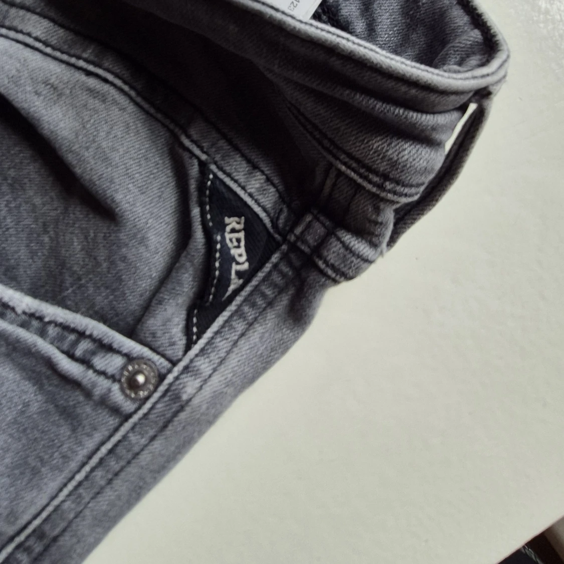 Grå jeansbyxor från Replay - 3