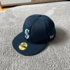 New Era keps - Säljer nu min mörkblå New Era keps 🧢 . Säljer den då jag inte passar i den och har därför i princip aldrig använt dän därav av är den i väldigt gott skick. Perfekt att ha i sommar ☀️. Just denna är ganska sällsynt men liknande kostar runt 500 kr nypris på hatstore. Skriv vid funderingar eller likande.                                                                                                         /Axel