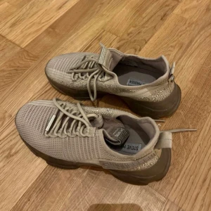 Sneakers från Steve Madden - Nypris: 1500 kr