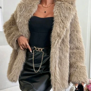 Oanvänd Beige pälsjacka med krage - Säljer en snygg beige pälsjacka med  krage och lång ärm. Jackan har en fluffig och lyxig känsla, perfekt för att lyfta din outfit. Helt oanvänd. (Nypris: 470kr)