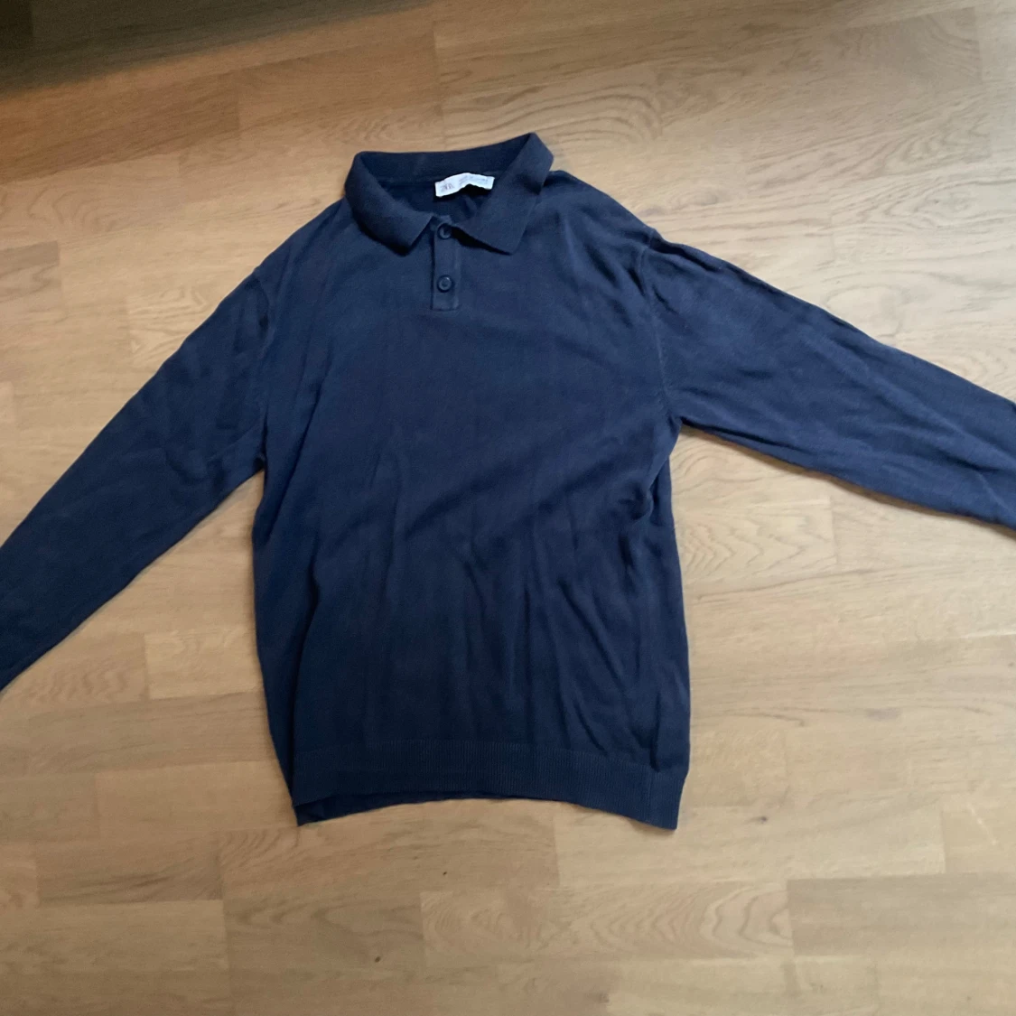 Mörkblå pikétröja från Zara