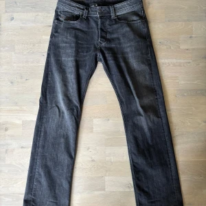 Svarta jeansbyxor från Diesel - Säljer ett par svarta jeansbyxor från Diesel i modellen 1985 Larkee. Använda en gång! Säljer pga för långa för mig.  Storlek: W30 & L30