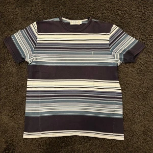 Vintage Yves Saint Laurent tshirt  - Extremt fet och sällsynt vintage Yves Saint Laurent tshirt som passar perfekt tin till sommaren 