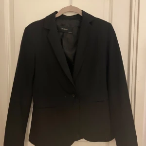 Kavaj ifrån Zara  - Jättefin kavaj ifrån Zara som är använd sparsamt❣️