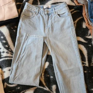 Ljusblå jean från BDG! - Säljer ett par ljusblå jeansbyxor från BDG.