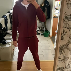 Vinröd dress från Polo Ralph Lauren - Defekt synd på sista bilden, byxorna är storlek L, koftan är storlek M 