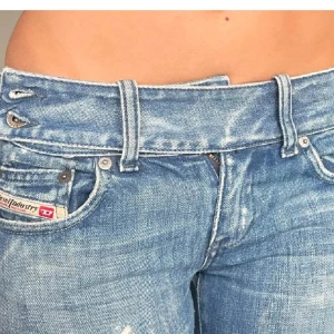Diesel jeans - Midjemått: 37cm rakt över, innerbenslängd: 80cm 💕