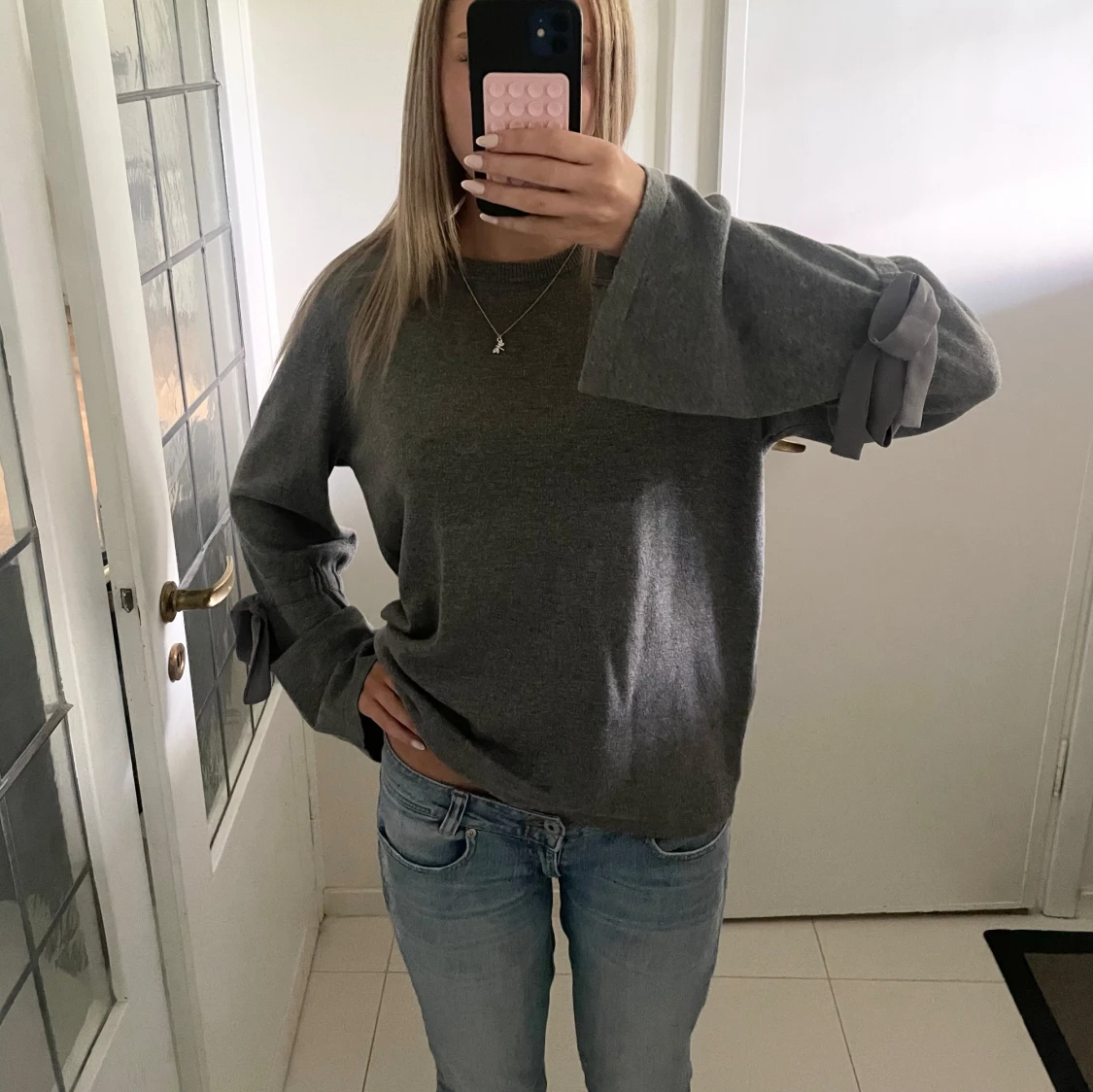 Grå tröja med rosetter