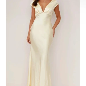 Champagnefärgad långklänning i satin - Säljer den här Elegant långklänning i skimrande champagnefärgad satin med djup v-ringning och korta ärmar. Klänningen har öppen rygg med snygg twistdetalj, den är fràn Billy J. Helt ny, säljer pågrund av ändrade planer. Det går bra att fråga om bild privat. storlek xs. Jag står inte för frakt, men pris kan diskuteras💗 kan säljas efter 5 juni, är utomlands för tillfället