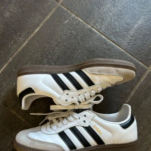 Adidas Samba  - Säljer mina adidas samba i stl 39 1/3🩷superfint skick då dem är använda några enstaka gånger. Som nya!!! Normala i storleken