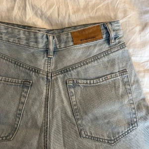 Jeansshorts - Jeansshorts från stradivarius. Mellan-hög midja, lite längre❣️ använda få gånger så i jättebra skick! passar s-m