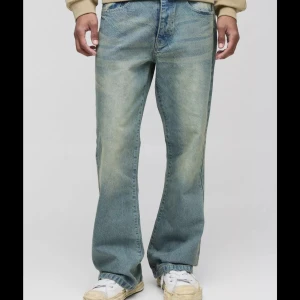 Blå bootcut jeans  - Säljer ett par klassiska blå jeansbyxor med loose passform och lätt slitna detaljer framtill. Perfekta för en avslappnad stil till sommaren ☀️ 