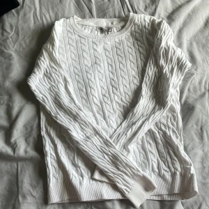 2 långärmade tröjor  - Grå: Från Ryvls? Storlek 158-164 (S)                         Vit: fårn basic you, storlek S.                                     En 100kr, 2 150kr 