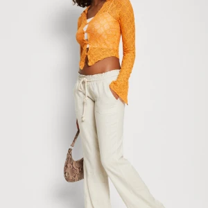 Beiga linnebyxor från märket Roxy - Säljer ett par beiga linnebyxor från Roxy med raka ben. Byxorna har resår i midjan och fickor både fram och bak. Perfekta för en sommarkväll, nästan helt nya använda fåtal gånger.💞