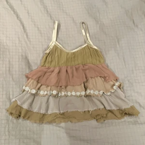 2000s top  - Supersomrig top från David Bitton. Flowig under bysten. Den påminner om tidigt 2000 tal<3