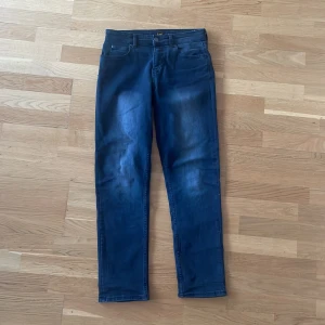 Mörkgråa jeansbyxor - Mörkgråa byxor från Lee. Skick 8/10 pris kan diskuteras vid snabb affär 