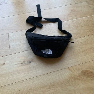 Magväska - The north face magväska knappt använd (runt 3 gånger)