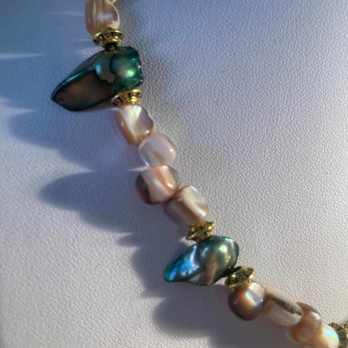 Halsband med pärlor och grönskimrande snäckdelar - 2