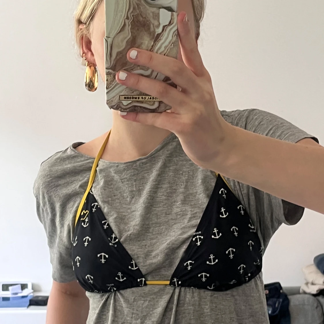 Svart bikiniöverdel med ankare och gula band