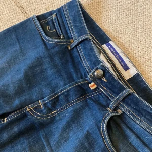 Jacob cohen jeans - Säljer ett par schyssta jeans ifrån Jacob Cohën, modellen sitter riktigt najs och de har snygga detaljer. De är i helt okej skick. Patchen är nästintill helt ny. Längden på byxorna är 108cm och midja 42cm. 
