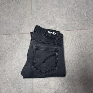Dondup George jeans - Ett par super schyssta Dondup George jeans i en svart/grå tvätt. Storlek 32w med längre längd typ 32L. Byxorna är i 10/10 skick med ingen form av slitage. Kolla sista bilden för att se nya knappar. 