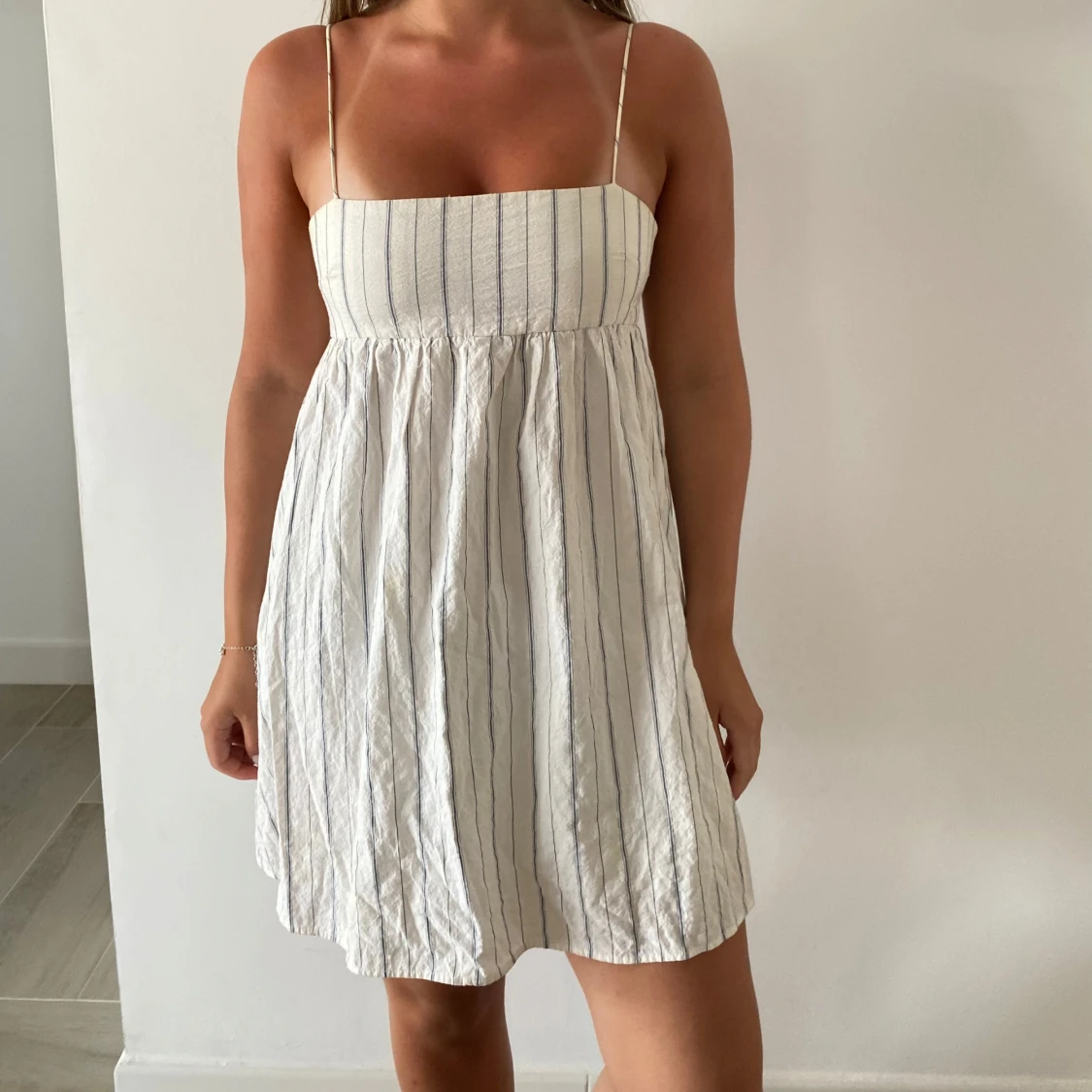 Vit och blårandig sommarklänning med tunna axelband