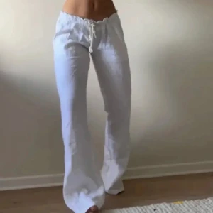Vita roxy linnebyxor - Säljer dessa populära linnebyxor från Roxy. I jättefint skick. 
