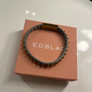 Blått armband med nitar  - Blått armband med nitar från Edblad! 💕