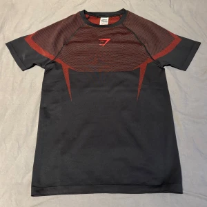 Gymshark Onyx V5 (M) - Säljer en Gymshark onyx v5 i den svart röda färgen i storlek M. I hand och redo att skickas. Priset kan diskuteras i pm 