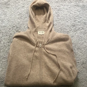Soft goat tröja - Säljer denna tröja pga den börjar bli för liten nu när till gymmet. 💪🏼  Köpt för 2500 kr säljer nu för 1200kr Kan diskuteras vid snabbaffär😘