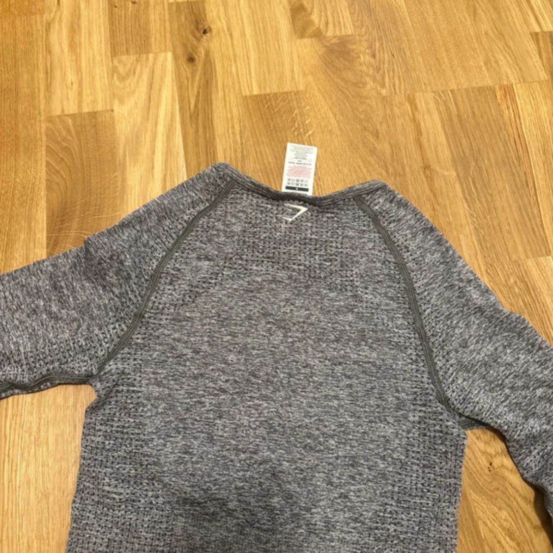 Grå croppad långärmad träningströja från Gymshark - 1