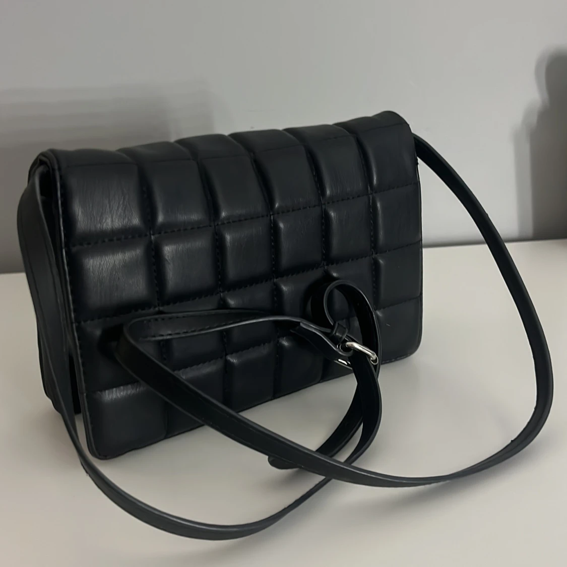 Svart quiltad axelväska