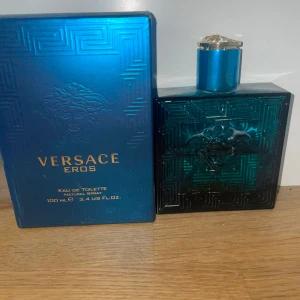 Versace Eros EDT 60/100ml - Versace Eros Eau de Toilette, säljs för att jag inte använder den så mycket längre. Ca 55-60ml/100ml återstår. Batchkod ET2307. Pris kan självfallet diskuteras, vid frågor, skicka ett pm.