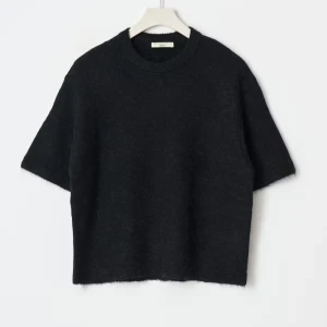 Svart stickad kortärmad tröja från ginatricot - Säljer en svart stickad tröja från ginatricot. 