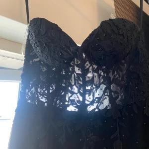 Svart balklänning - Dags för mig att släppa taget om min fina fina balklänning sen förra året😢 Inga skavanker vad jag kan se, endast använd en dag (bal dagen) sedan hängt på en galge i garderoben🤍 En lite halvdålig bild hur den satt på mig. Hör av dig vid frågor eller fler bilder 🤍