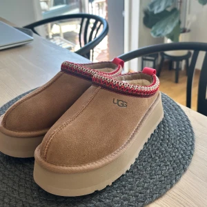 Ugg TAZZ - Ugg Tazz som bara har testats och sedan inte kommit till användning! Strl 37 (funkar även för de som vanligtvis har 38) skon kommer forma sig efter ens fot efter de använts fler gånger. Nypris 1599-2000, säljer för 1250 kr
