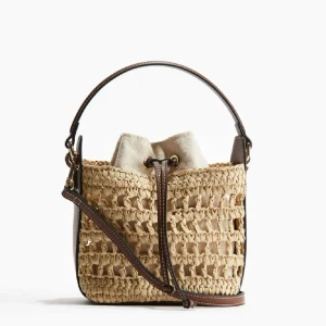 Handväska från hm  - Super söt handväska från hm som även är slutsåld. Säljer den då jag inte får användning av den. 🌸😊