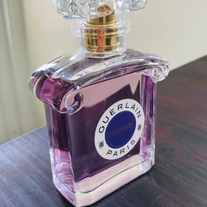 Guerlain Insolence Eau de Parfum 75ml - Lyxig parfym från Guerlain, Insolence, i en elegant glasflaska. Toppnoter: viol Hjärtnoter: vilda jordgubbar, apelsinblomma Basnoter : sandelträ, vanilj, iris, tonkaböna. Nypris på Sephora 1749:- 
