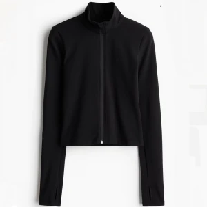 Svart define jacket HM - Säljer en svart träningsjacka (define jacket). Tröjan har dragkedja framtill och tumhål vid ärmsluten. Perfekt för träning eller vardag. Nyskick💕 Pris 200kr storlek XS