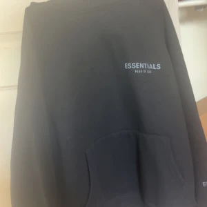 Fear of God essentials Hoodie - Säljer min essentials hoodie som inte kommer till användning. Väldigt bra skick. Storlek M, pris kan diskuteras
