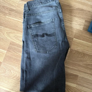 Nudie jeans  - Säljer dessa nudie jeans i bra skick. Storlek 32-31. Hör gärna av er vid frågor eller funderingar.