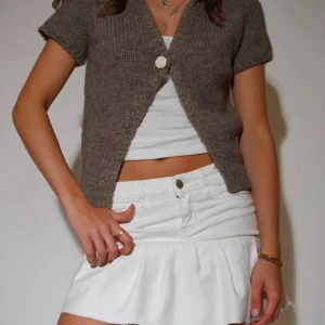 Vit kort jeanskjol med volang💞 - Säljer en vit kort jeanskjol med volang nertill då den tyvärr inte passade💞