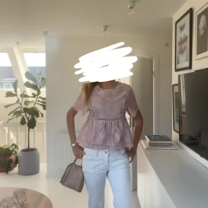 & Other Stories blus - Söt ljusrosa blus med korta ärmar och volang nertill. Blusen har fina spetsdetaljer och broderat mönster över hela tyget. Från & Other Stories, använd en gång❣️Köpt för 700, pris kan diskuteras💗