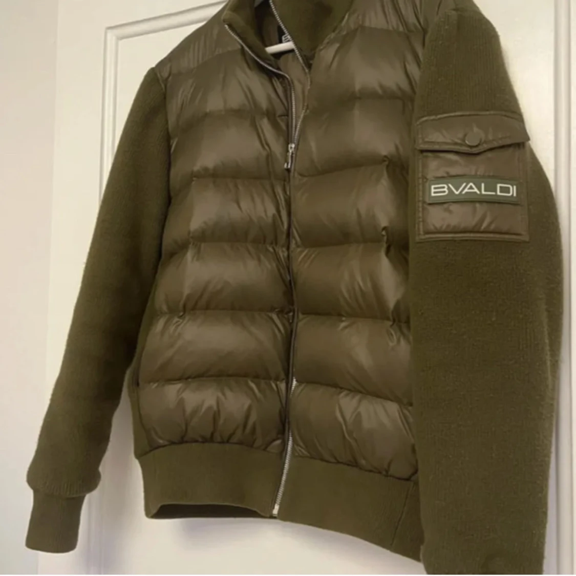 Olivgrön pufferjacka från Bvaldi
