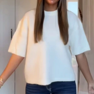 Vit stickad tröja från Gina  - Säljer en vit stickad t-shirttröja med korta ärmar och rund hals. Säljer då jag inte använder den längre:) INTE MINA BILDER. Perfekt till vardagen! 